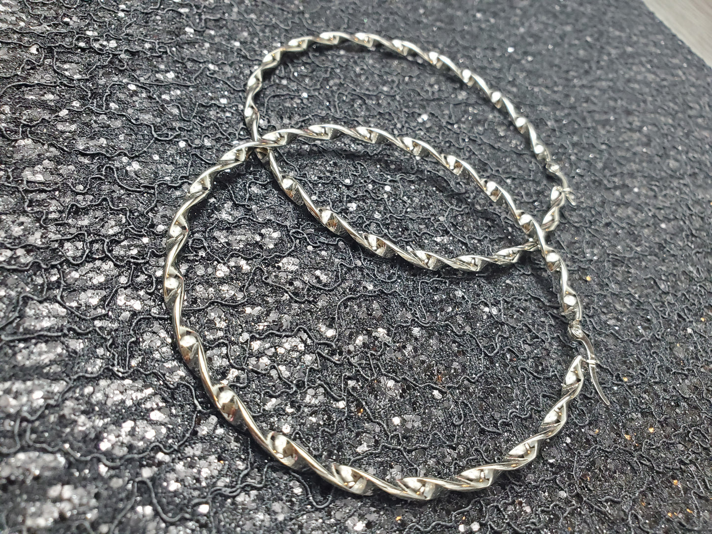 HOOD Twist Hoops