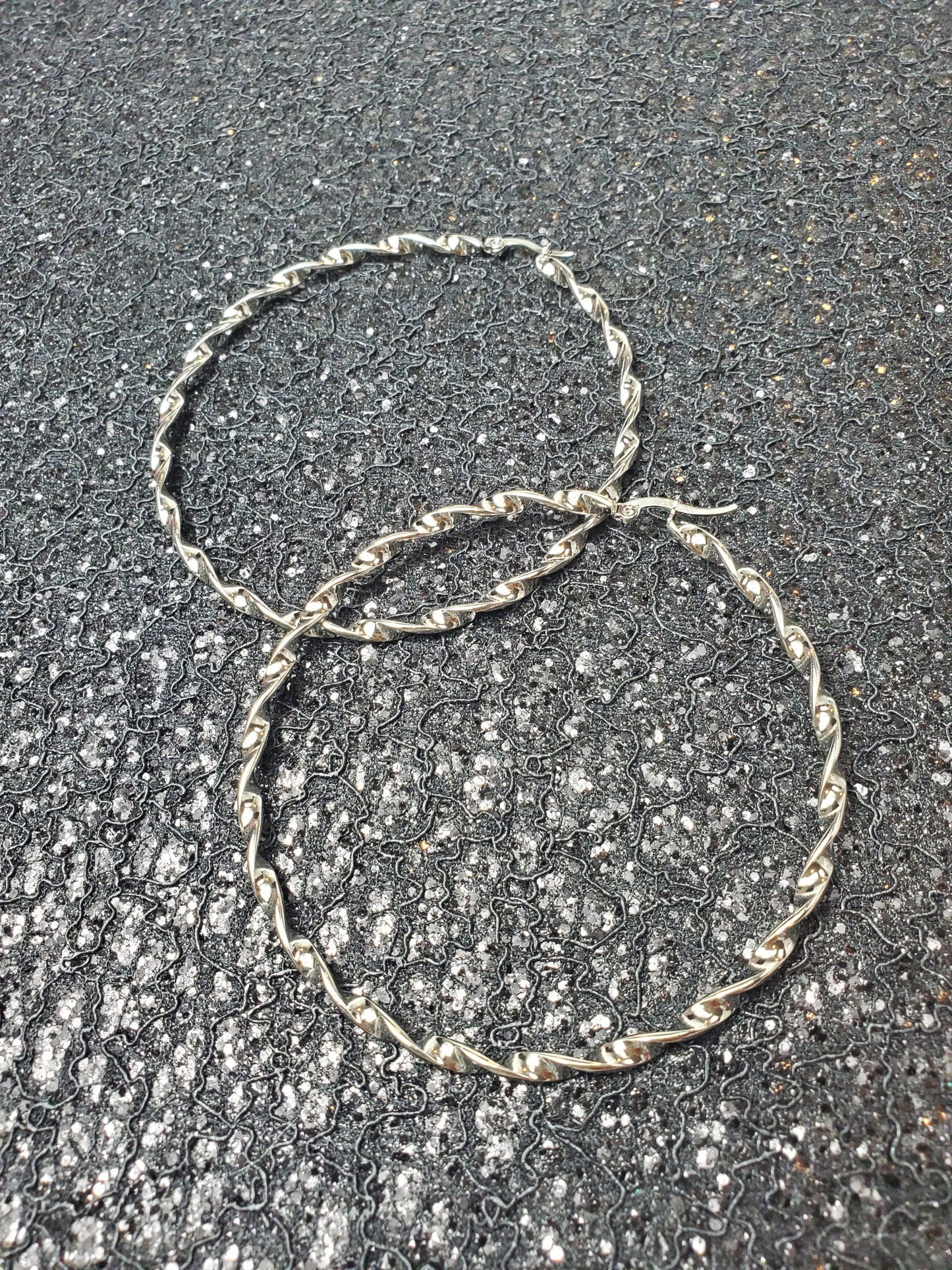 HOOD Twist Hoops