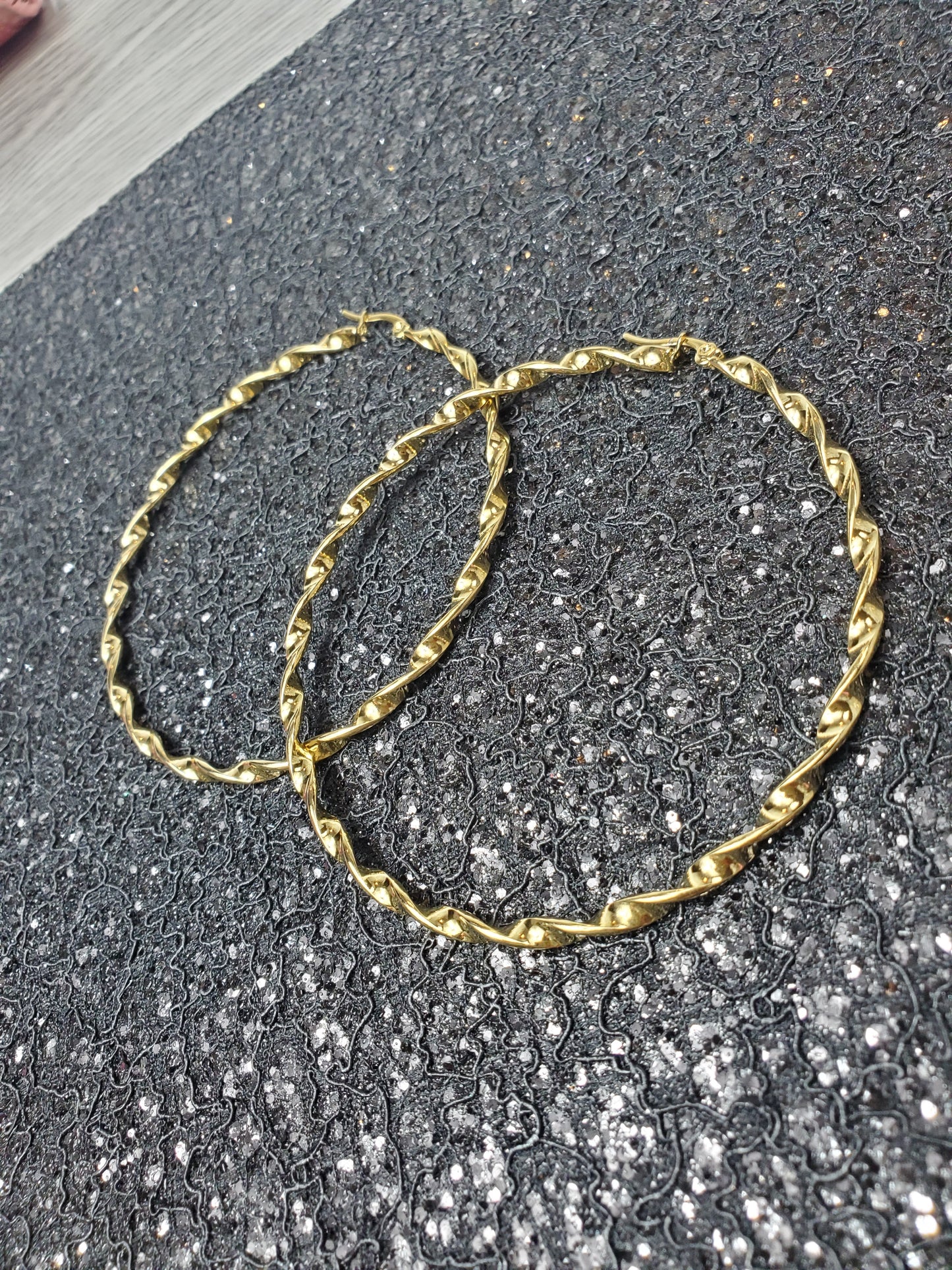 HOOD Twist Hoops