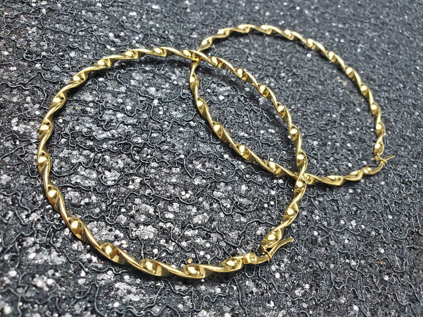 HOOD Twist Hoops